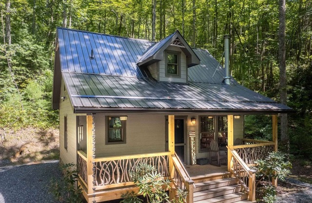 Rhododendron Rest at Running Cedar Springs - Upscale Mountain Home Located Across from Bear Lake