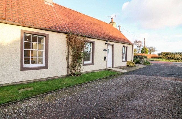 RHUM COTTAGE, pet friendly, with open fire in St Andrews