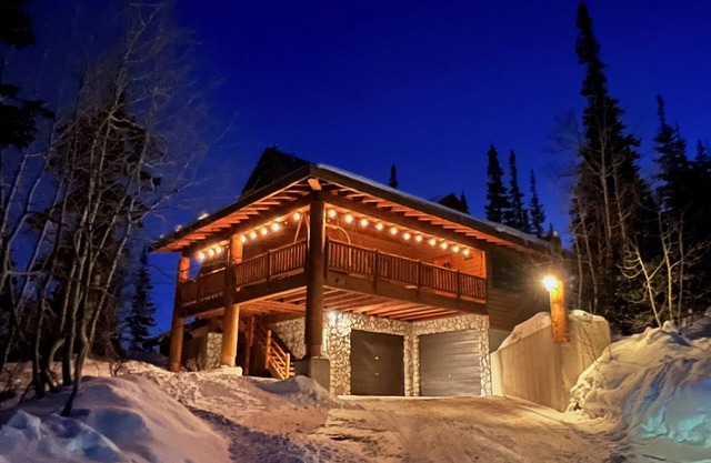 Ridgeview Retreat a Spectacular Log Gathering place in Brianhead .3 mi to lift
