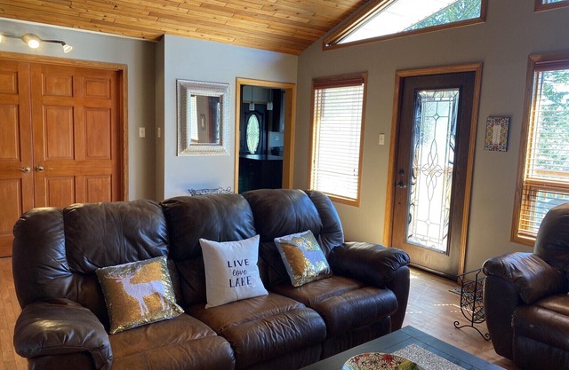 Right on Beautiful Baynes Lake. Pet Friendly. A/C