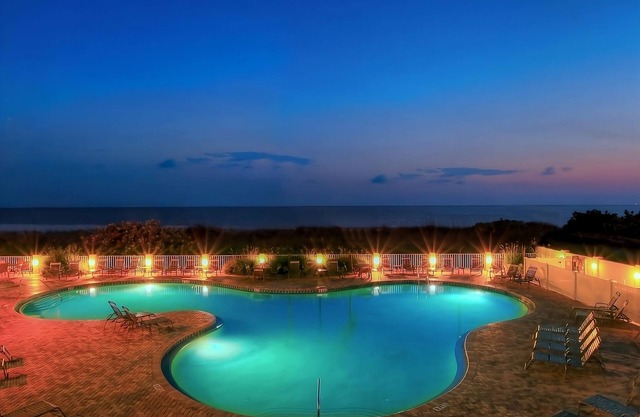 Right On The Beach! 4 Serene Units, Pool & Hot Tub, Beach Bar, Free Parking