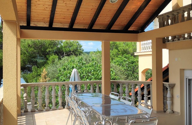 Right on the beach - ideal for a family vacation. No pets allowed.
