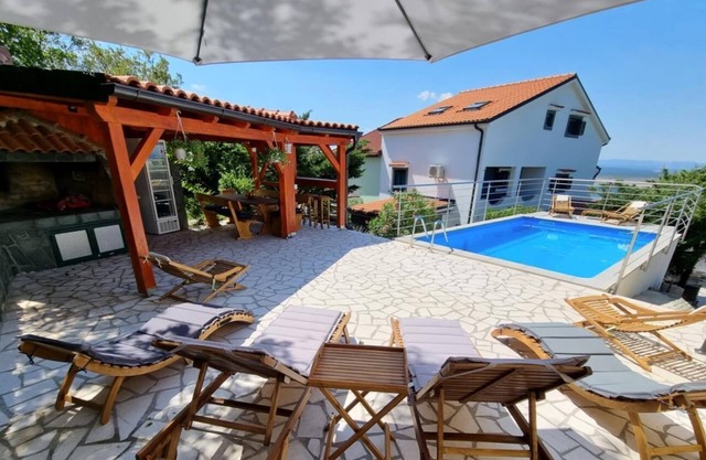 RIGO 8 pax - Four Bedroom Chalet, Sleeps 8