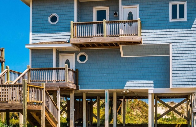 RISKY BUSINESS: 4 BR / 4 BA oceanfront in Topsail Beach, Sleeps 8
