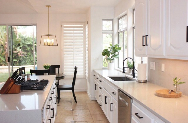 Ritz Pointe: Gated 3-Bdrm Oasis w/Jacuzzi, Near the Beach!