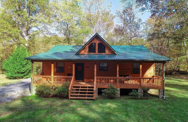 Rivendell Creekside - 3 Bedrooms, 2 Baths, Sleeps 6 Cabin by RedAwning