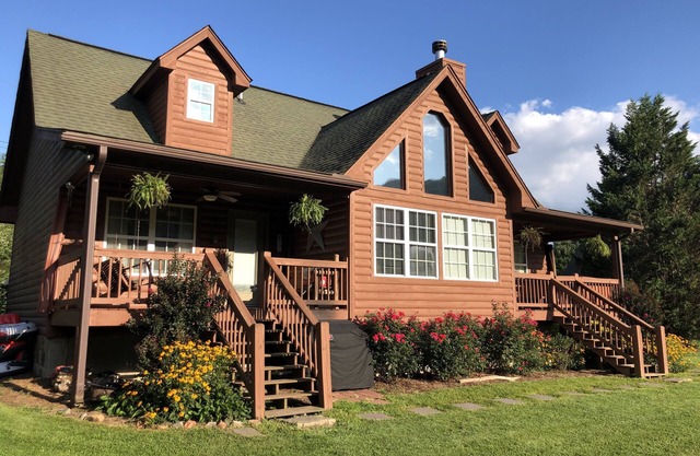 River Cabin,Lrg Hot Tub,Inner Tubing,Pool,Trout Fishin,20 Min to Helen