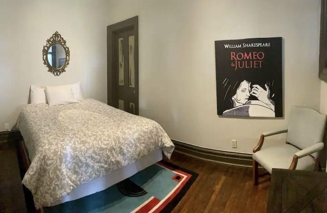 River Facing Condo - 2 bedroom w/kitchen 3rd floor
