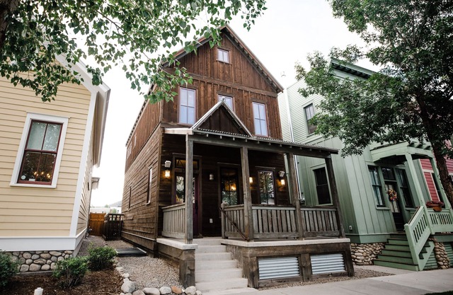 River Park Retreat! Best location in South Main, 25 yds to park. 4Bd+1, 2.5Ba