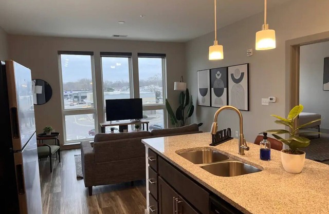 River Views & Monon Trail Steps Away: Chic Oasis