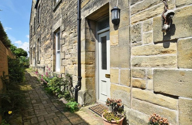 RIVERBANK COTTAGE, pet friendly, with open fire in Alnmouth