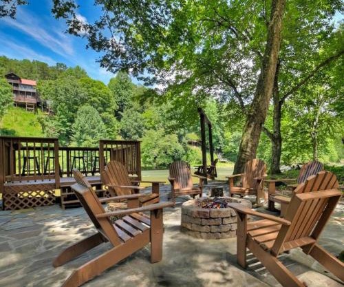 Riveredge Escape Cabin-Flowing Waterfront-Hot Tub-Pools-Xbox-Pickleball