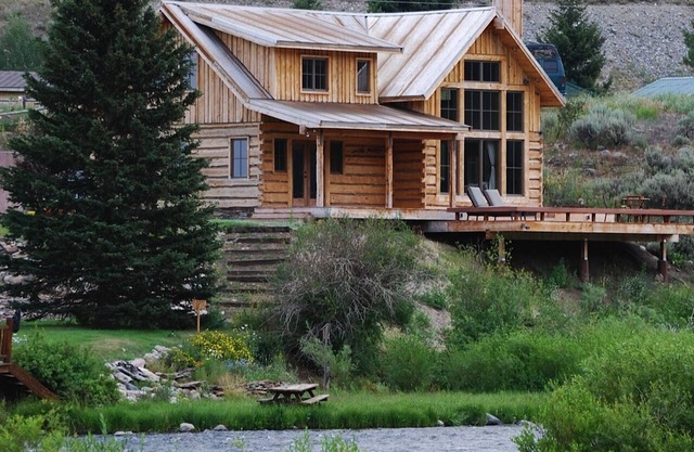Riverfront Cabin on the Madison! 35 minutes to Yellowstone Nat'l Park!