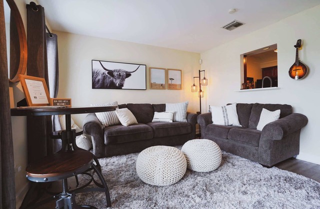 Riverfront Condo Centrally located Near DT