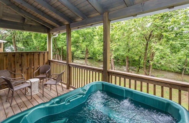 Riverfront Cottage/Hot Tub/In DwTn Pigeon Forge