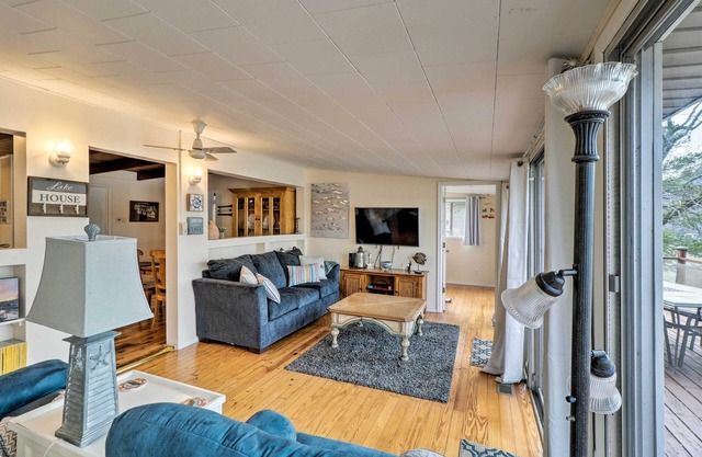 Riverfront Deck + Fire Pit: Hot Springs Retreat!