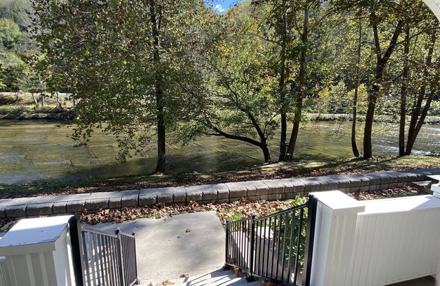 Riverfront, Fire Pit, Swimming, Tubing, Fishing, Easy Access