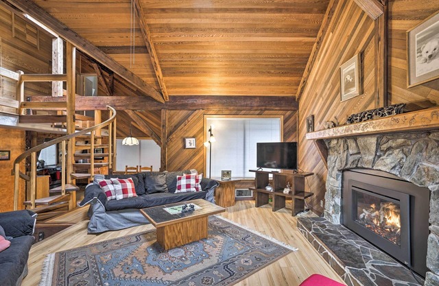 Riverfront Gold Bar Cabin w/Hot Tub & Mtn Views!
