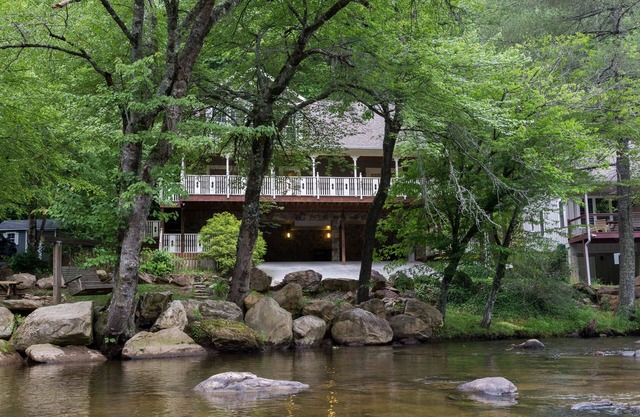 Riverfront home w/fireplace, porch, outdoor firepit, grill and picnic table