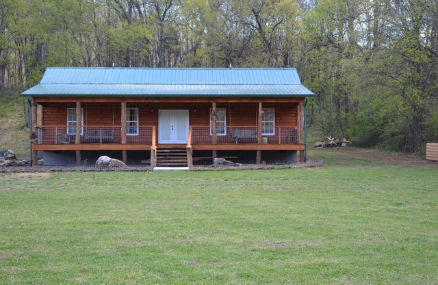 Riverfront Log Cabin, Private Hot Tub, Fireplace, River Access, Universal Access