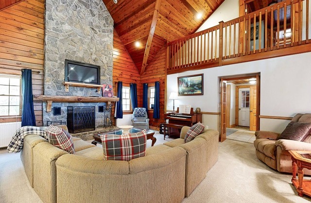 Riverfront mountain view house w/fireplace, firepit, decks, w/d, wifi, yard