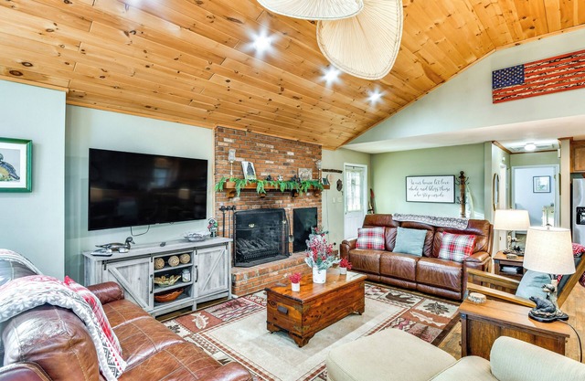 Riverfront Newland Home w/Pool & Golf Club Access