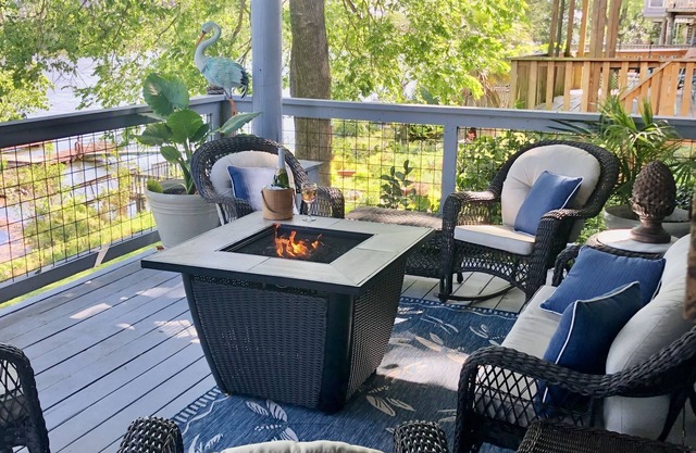Riverfront Retreat. Amazing views, quiet spot. Sleeps 8