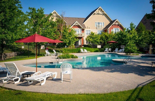 Rivergrass Oasis: Steps to Blue Mountain Village!