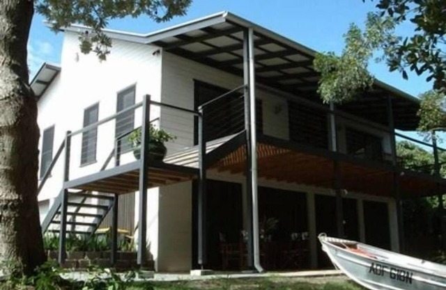 RIVERPEARL - Waterfront modern private house in Iluka. nViewsnGarages huge yard