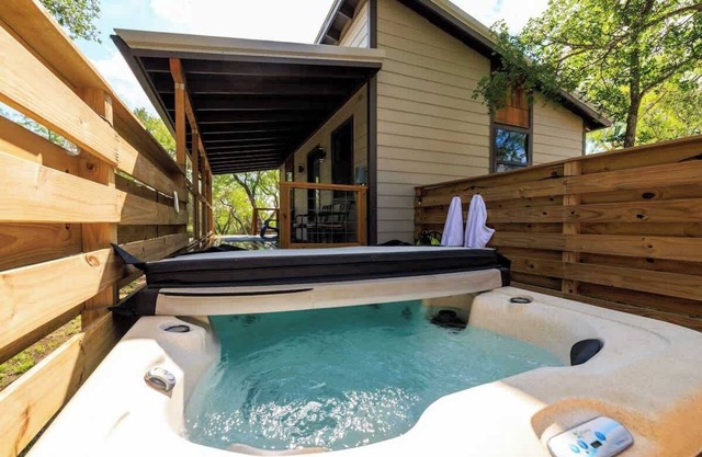 Rivers Edge Cottages -Sleeps 36-Walk to the River!