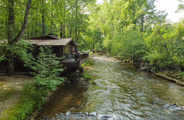 River’s Edge | Cozy Riverside Cabin Near Downtown Helen, GA