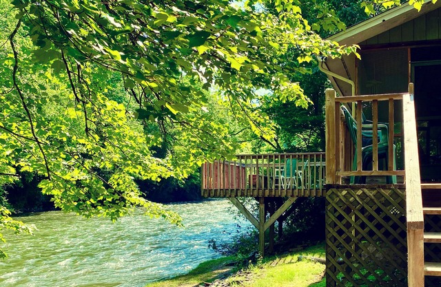 River’s Edge Retreat: Amazing Views, Screen Porch, Decks, Grill, Fish, One Floor