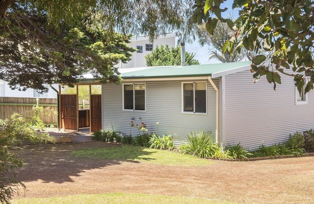 Riverscape Cottage No.5 - Riverscape - unit 5 with views over the Blackwood River and cosy fire place