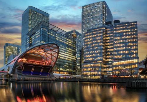 Riverside 1-Bed Flat with Balcony in Canary Wharf Autumn
