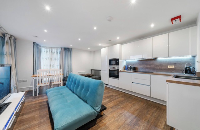 Riverside 1BR| 20min->City Centre | Easy Transport