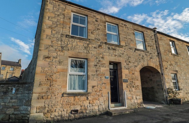 RIVERSIDE COTTAGE, pet friendly, with open fire in Warkworth