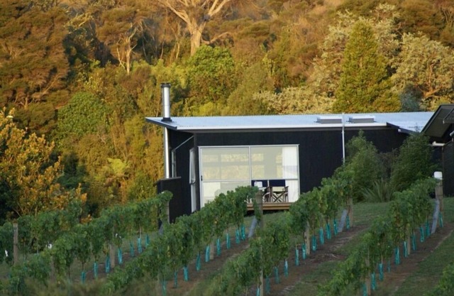 Riverside Matakana luxury apartment style bach