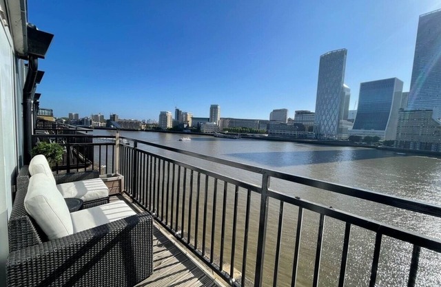 Riverside Penthouse, Stunning Panoramic Views over the Thames and City
