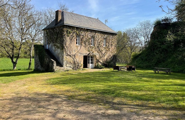 Riverside Retreat: Spacious 7-Bedroom House Near Le Mans with Internet, Baby Gear & Pet-Friendly