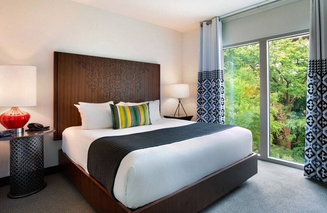 Riverview Corner King at Hotel Contessa, Outdoor Pool, Parking Onsite