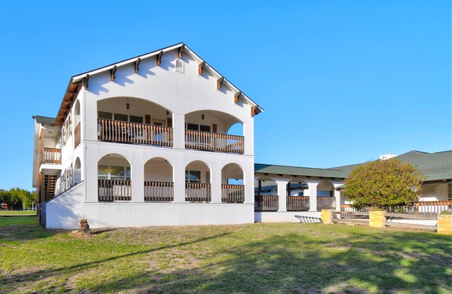 Riverview House, Lower Unit, 2BR/1BA, Sleeps 6, Balcony, Full Kitchen, Grill