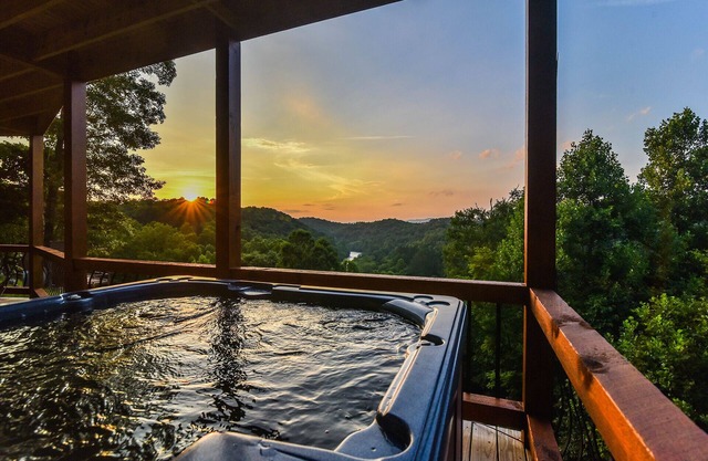 Riverview Lodge – 5 Suites, River Access, Mountain Views, Hot Tub