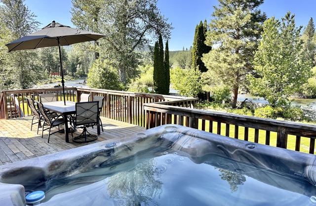 Riverwood Lodge-River! Views! Yard! Hot Tub! BBQ