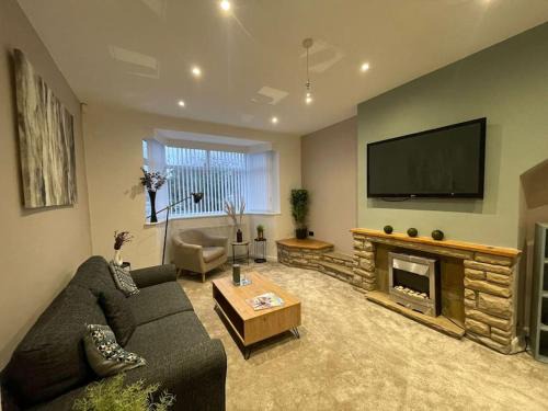 Riya Apartments - 5 Bedroom, 7 beds, 2 Bathroom, Fast Wifi, Free Parking, 20PERCENT OFF LONG STAY -See our site or email for Best price