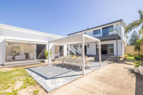 Robinson Retreat with Beach Bungalow, 3 Robinson St - air con, 2 kitchens, 6 bedrooms, 4 bathrooms
