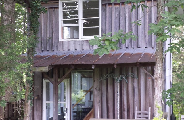 RockinC Cabin. Private cabin in the tall trees. On a120 acre farm.