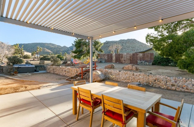 Rocky Ridge Retreat - Hot Tub, Fire Pit & Bbq! 2 Bedroom Home by RedAwning