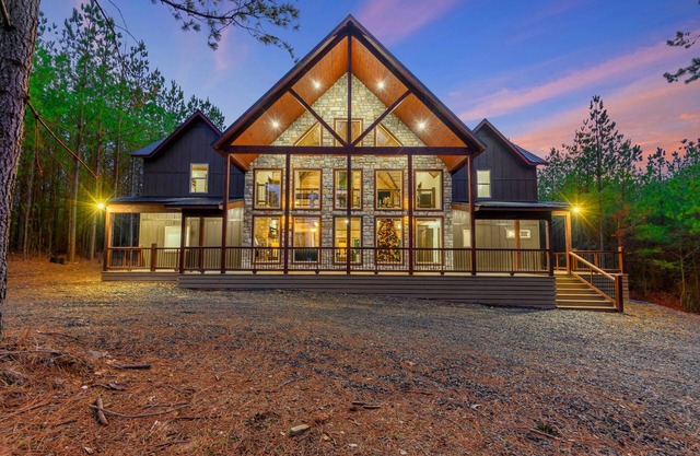 Rocky Top Retreat, New & Secluded! Very Modern w/Large Hot Tub