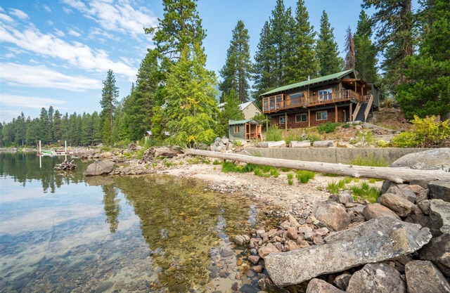 Rogue Shores - Tranquil Lakefront Home
