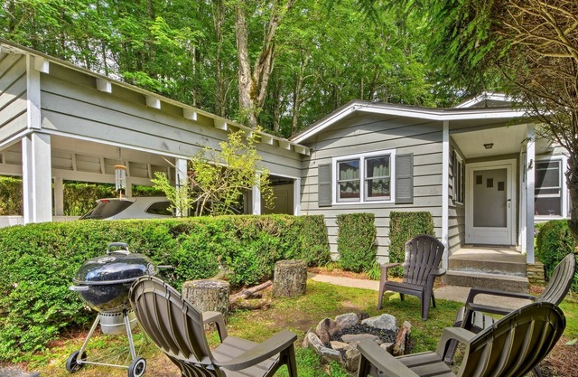 'Rolling Acres' Highlands Cabin w/ Fire Pit!